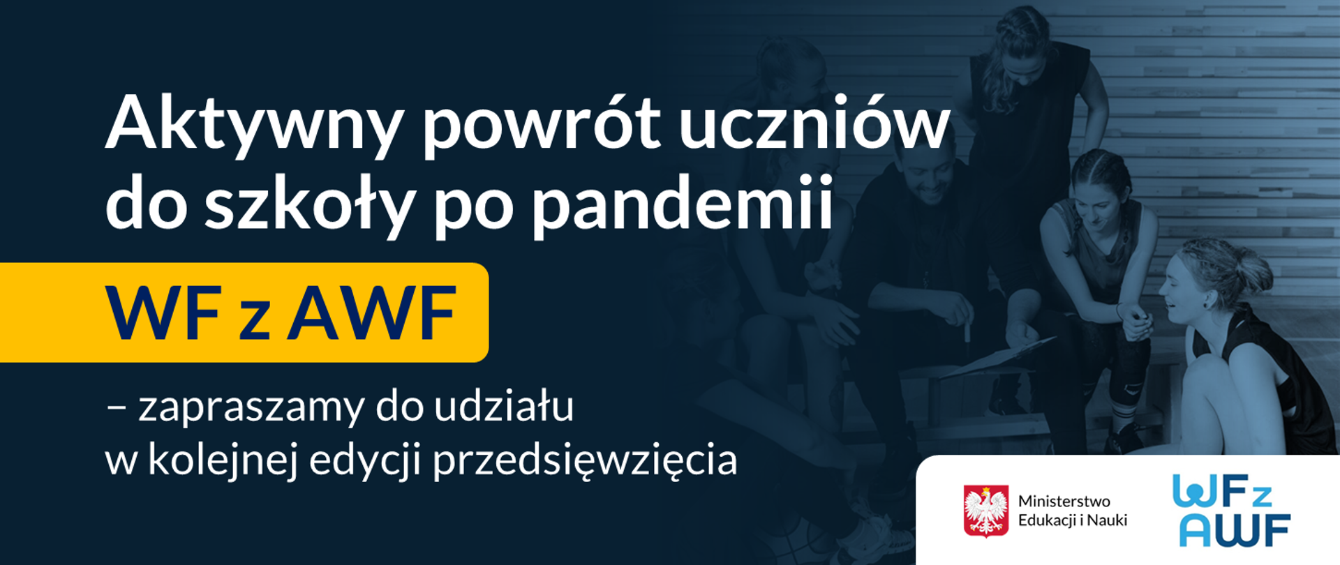 Po prawej stronie napis „WF z AWF – Aktywny powrót uczniów do szkoły po pandemii” – zapraszamy do udziału w kolejnej edycji programu, po lewej grupa młodych ludzi siedzących na schodach. Całość na granatowym tle. 