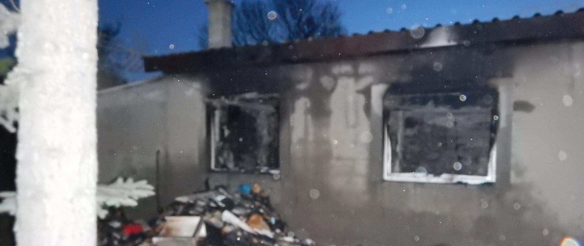 Zdjęcie przedstawia spalony budynek mieszkalny