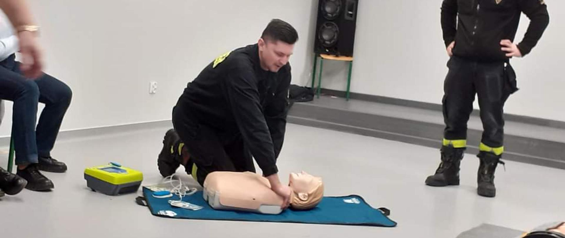 Pierwsza pomoc z wykorzystaniem defibrylatora AED na Uniwersytecie Trzeciego Wieku w Hajnówce