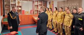 Dowódca jednostki ratowniczo-gaśniczej składa meldunek komendantowi miejskiemu o gotowości do uroczystej zbiórki. 
