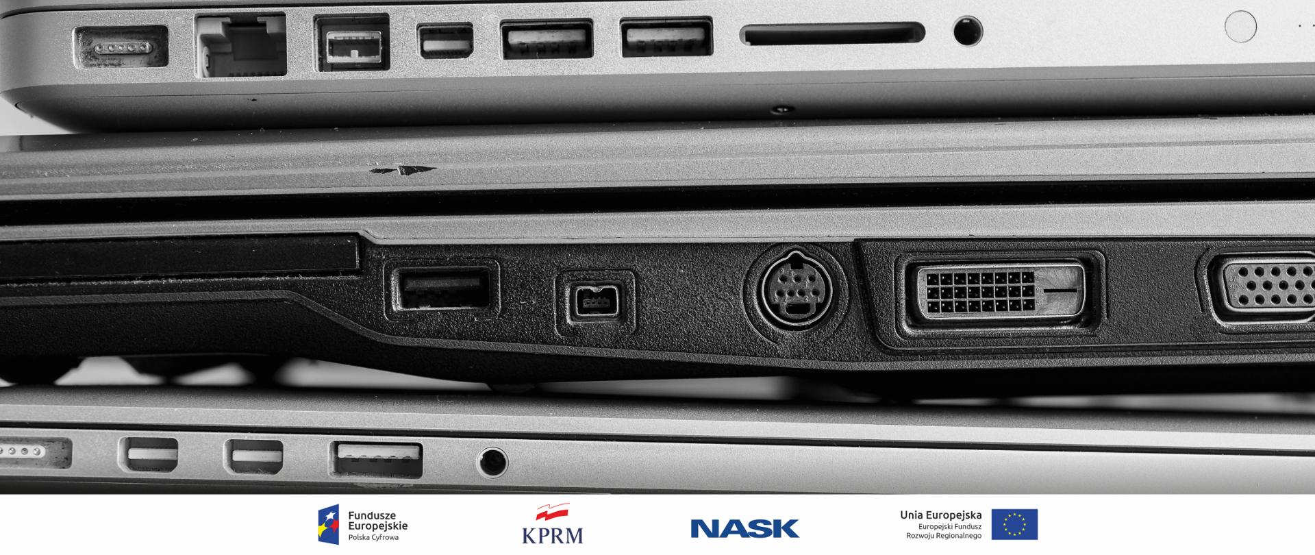 Czarno-białe zdjęcie leżących na sobie laptopów.