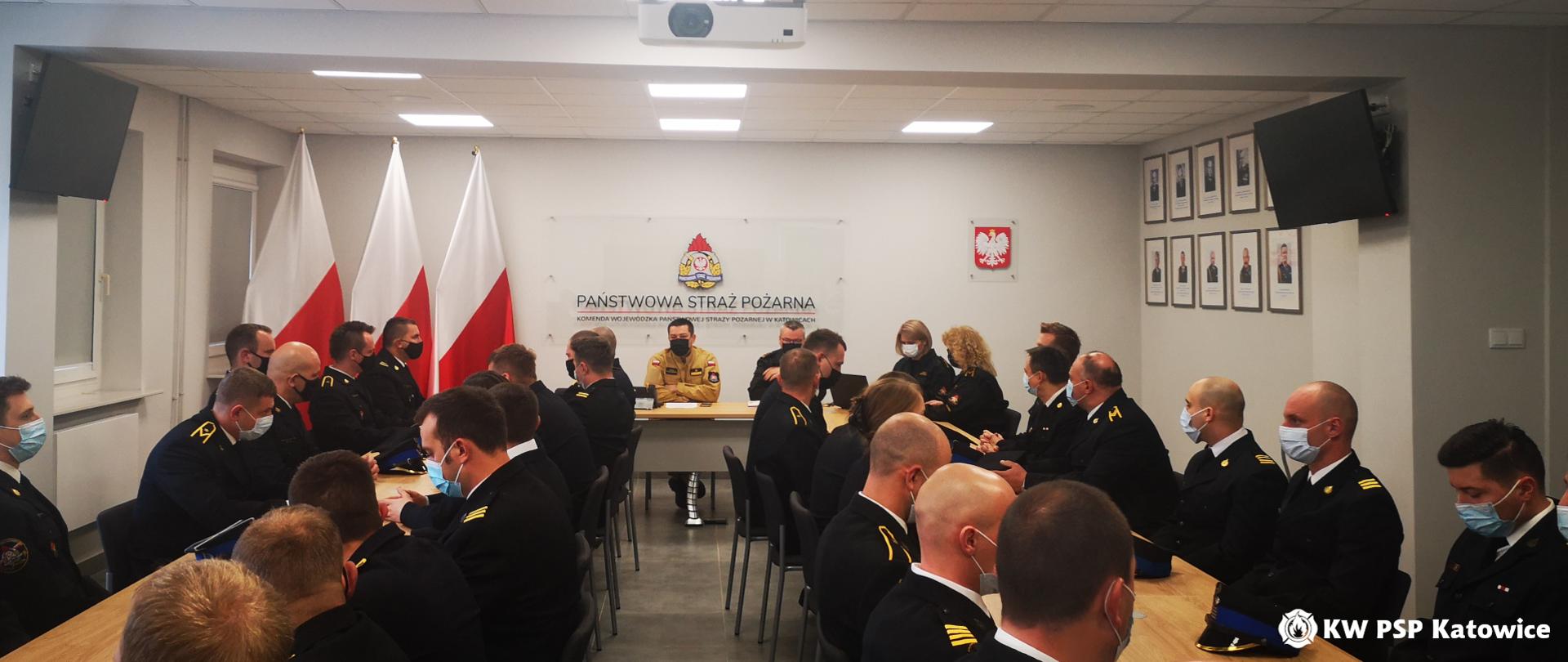 Na zdjęciu w sali sztabowej KW PSP w Katowicach na czele stołu Śląski Komendant Wojewódzki PSP nadbryg. Jacek Kleszczewski, obok Zastępca Śląskiego Komendanta Wojewódzkiego PSP mł. bryg. Mirosław Synowiec, po bokach stołu siedzą funkcjonariusze PSP - ratownicy medyczni