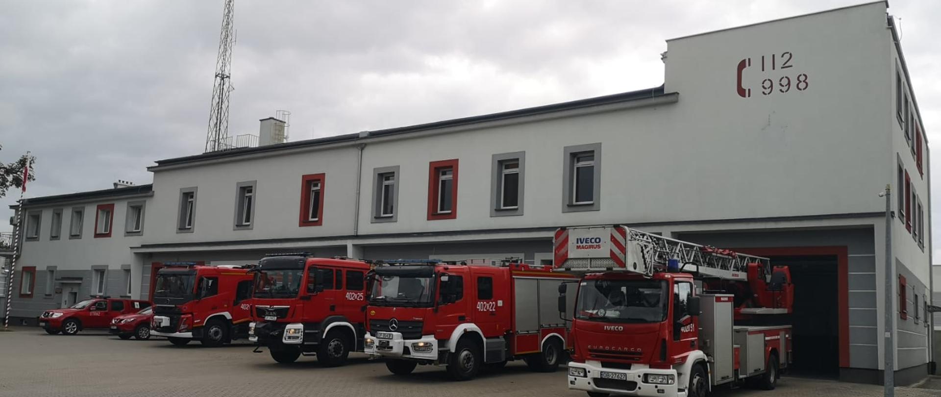 Plac Jednostki Ratowniczo-Gaśniczej w Grodkowie na którym ustawione są samochody bojowe.