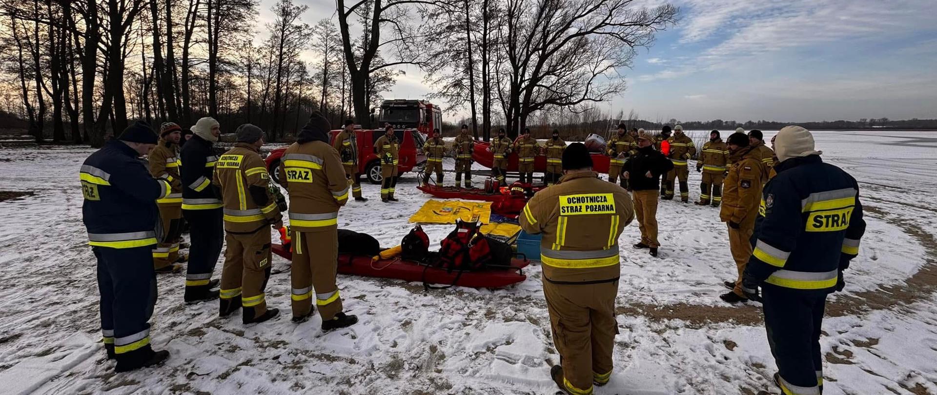 Strażacy zapoznają się ze sprzętem do ratownictwa lodowego