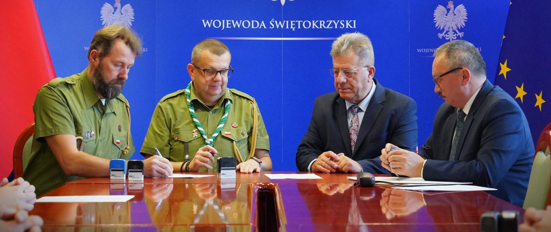 Podpisanie umów z organizacjami pozarządowymi