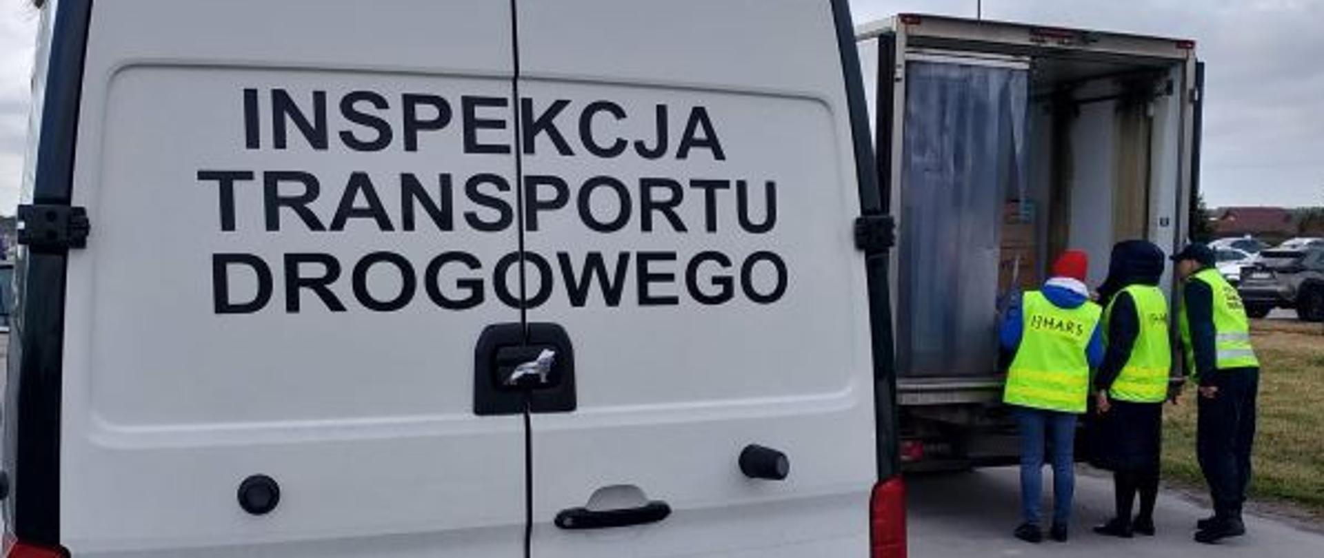 Inspektorzy ITD oraz IHARS podczas oględzin ładowni pojazdu