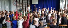 Spotkanie w szkole Podstawowej w Trzcińsku wspołprowadzone przez Policję