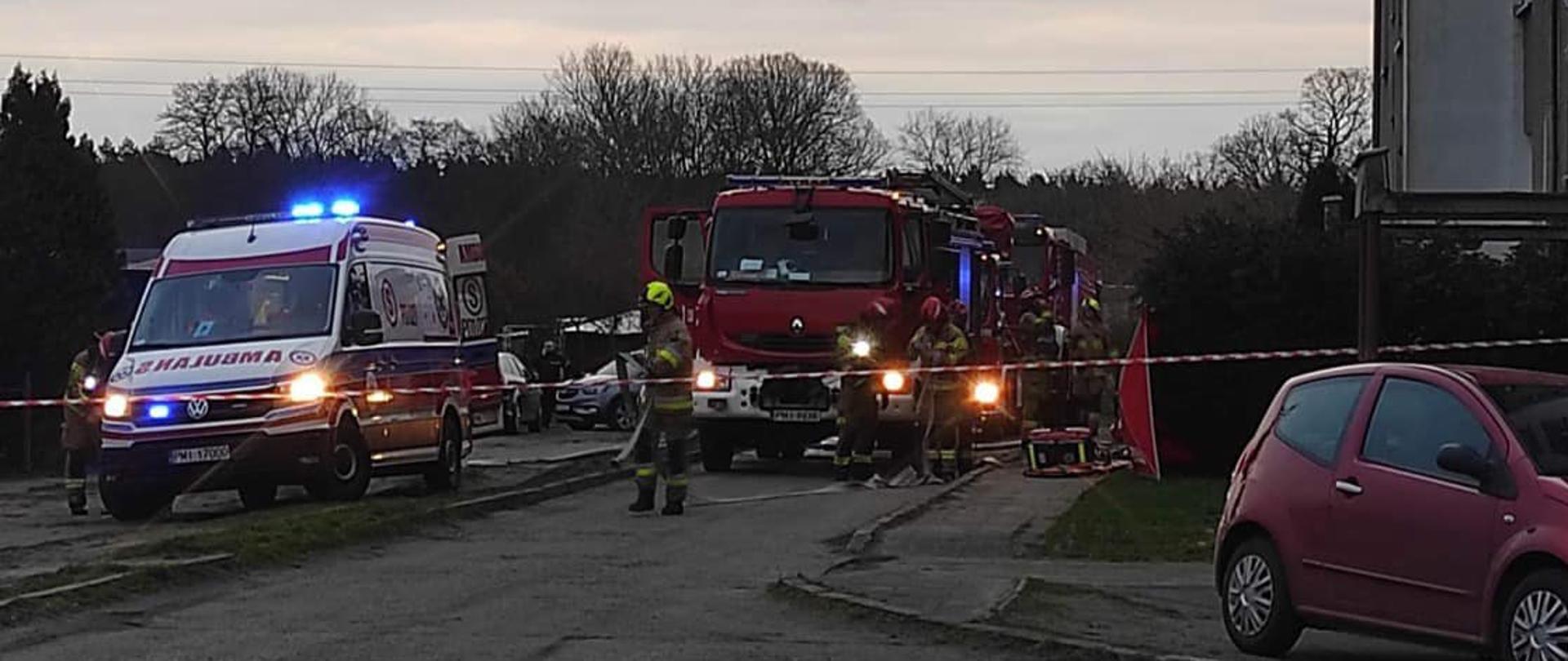 Strażacy i Zespół Ratownictwa Medycznego podczas działań ratowniczo-gaśniczych.