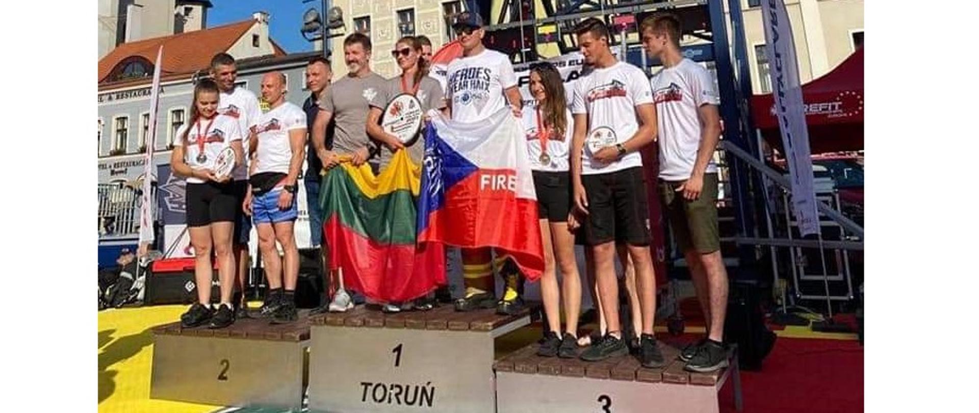Zawodnicy na podium FireFit Championships Toruń 2021