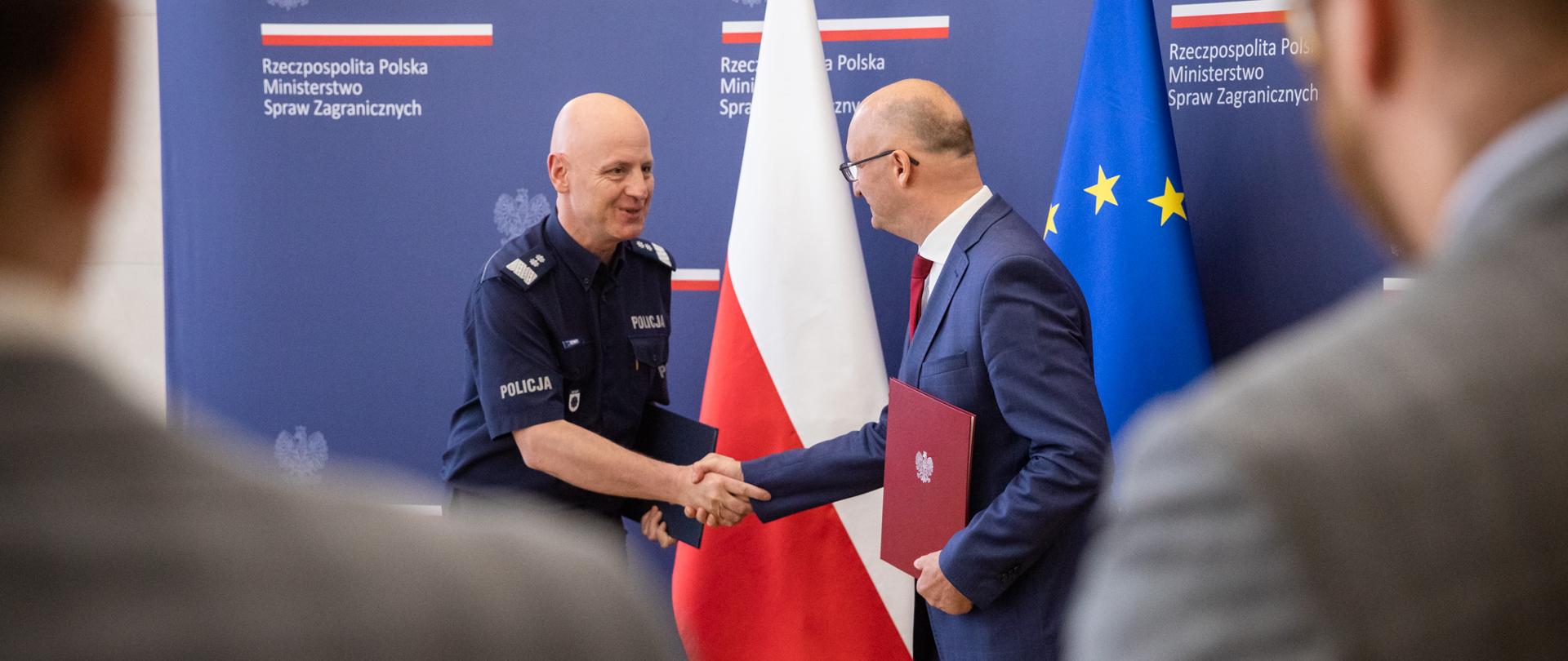 Podpisanie porozumienia pomiędzy Ministerstwem Spraw Zagranicznych i Komendą Główną Policji dotyczące współpracy w zakresie wzajemnych szkoleń i wymiany eksperckiej. 
