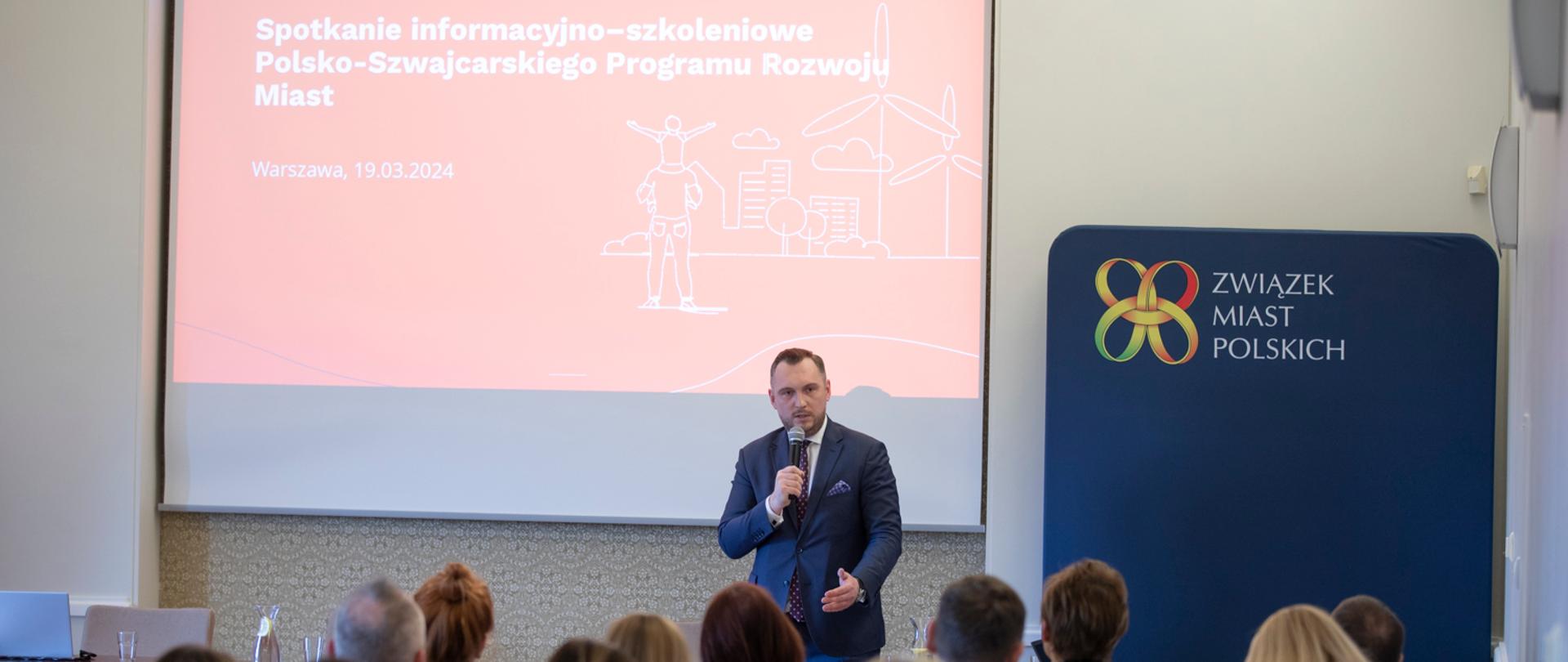 Wiceminister Konrad Wojnarowski otwiera pierwsze spotkanie informacyjno-szkoleniowe Polsko-Szwajcarskiego Programu Rozwoju Miast 