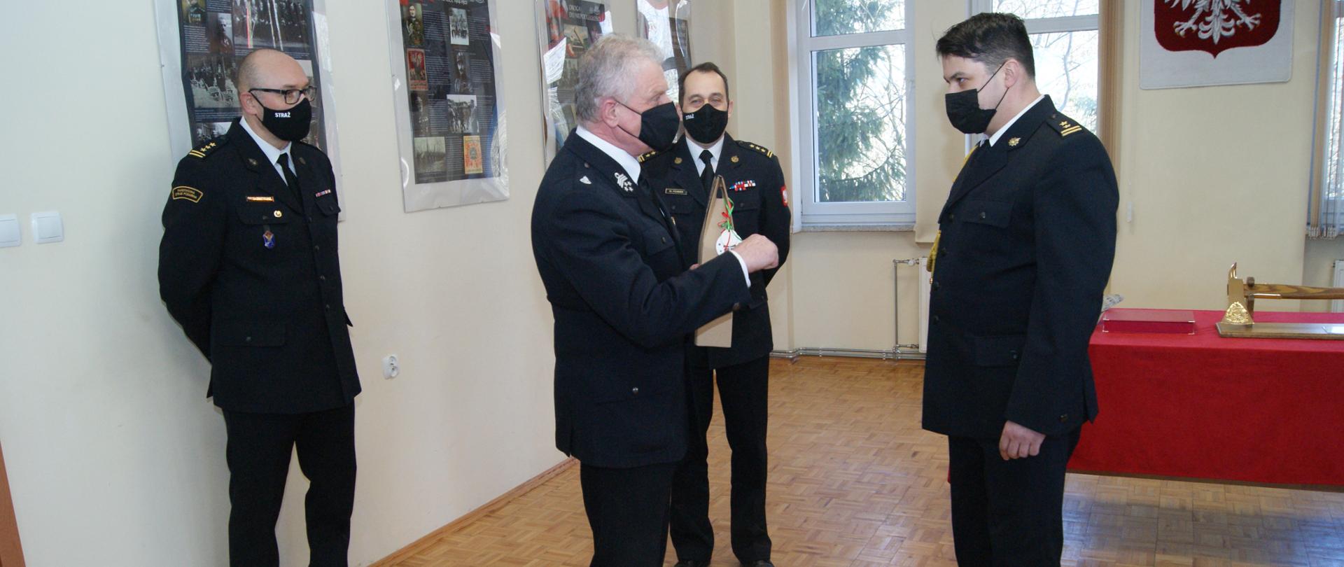 Pożegnanie i wręczenie upominku przez Prezesa ZOP ZOSP RP w Koszalinie dh Romana Budynka na świetlicy KM PSP Koszalin