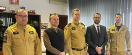Komendanci Miejscy starszy brygadier Marek Radosz, brygadier Kamil Dzwonnik oraz brygadier Paweł Froch wraz z prezesem Zarządu Stoelzle Częstochowa Panem Arturem Wołoszyn oraz Kierownikiem ds. Inwestycji Panem Łukaszem Dziwińskim stojący w gabinecie podczas przekazania sprzętu