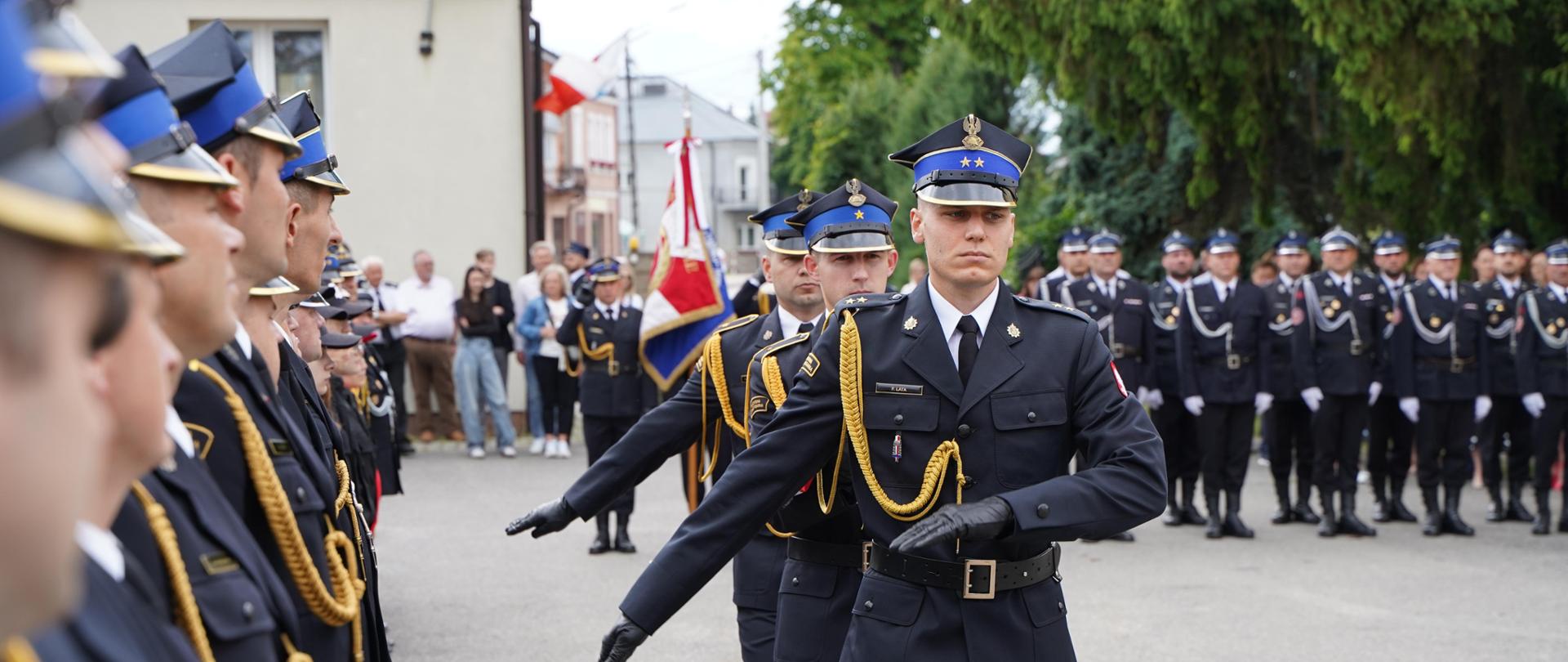 Poczet flagowy maszeruje