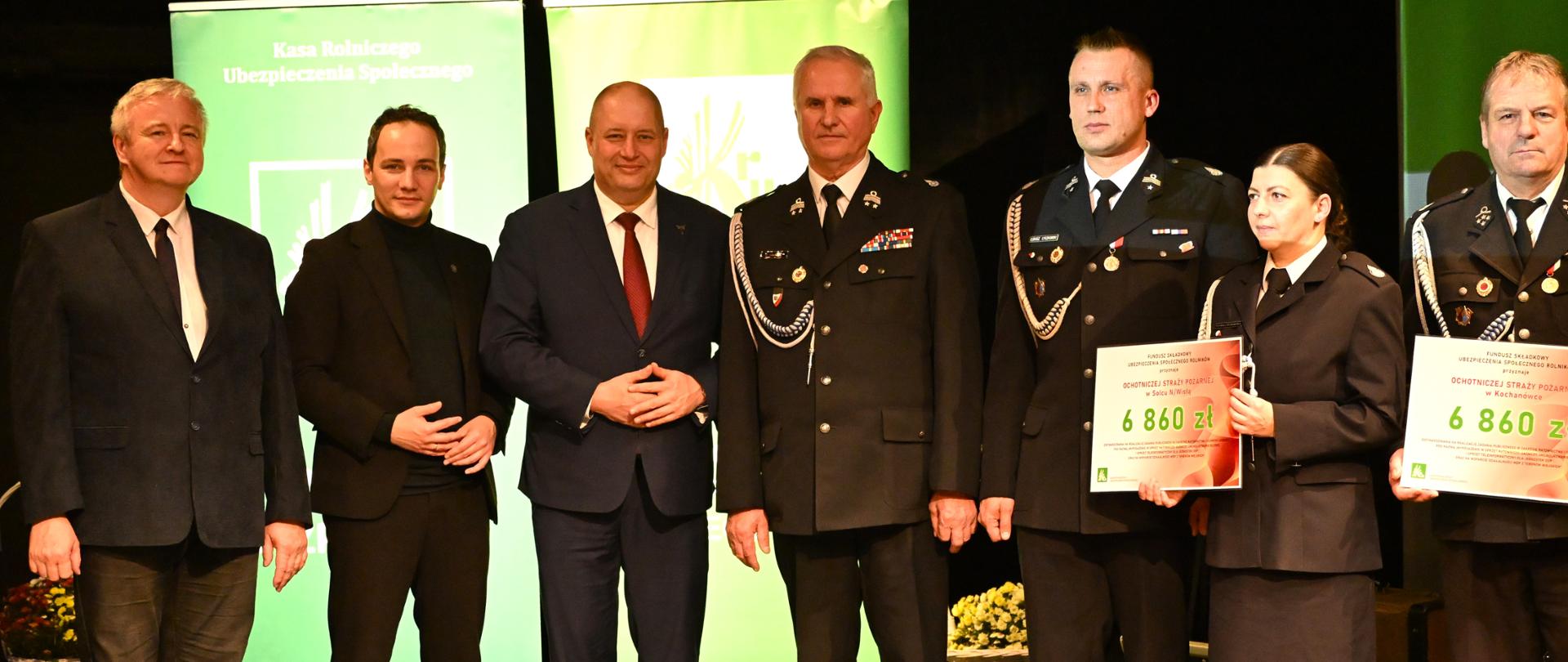 Na zdjęciu widać kobiety i mężczyzn