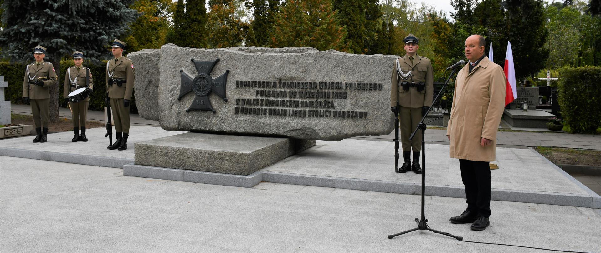 Na zdjęciu widać mężczyznę