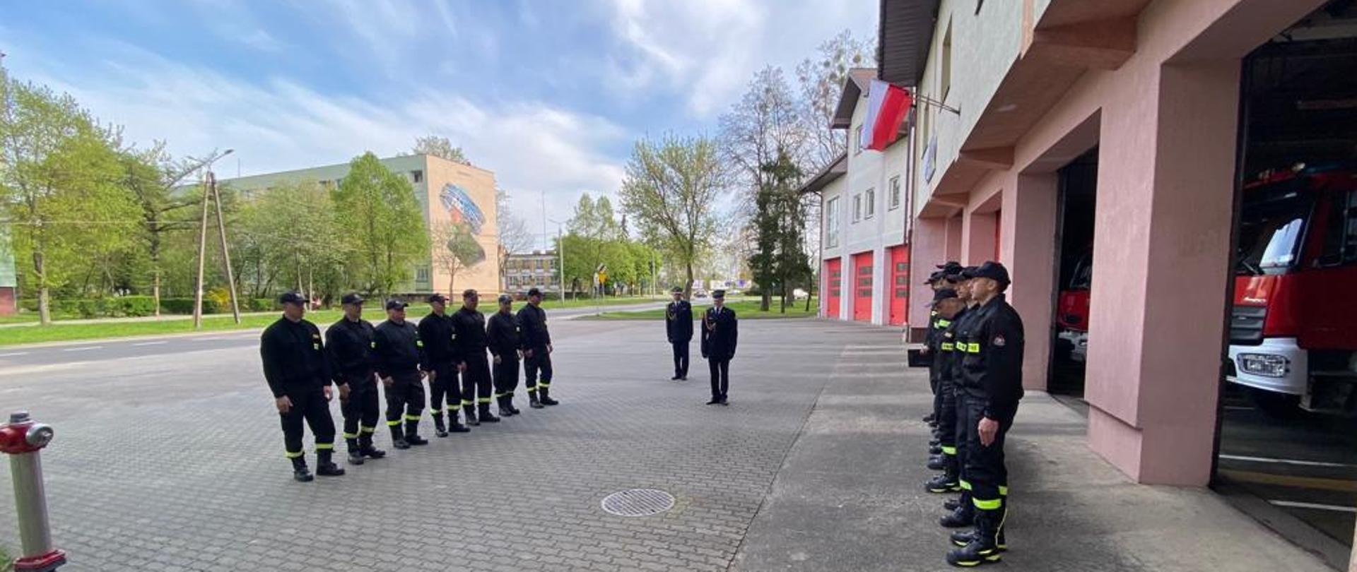 Na zdjęciu widać funkcjonariuszy podczas uroczystego apelu z okazji Dnia Flagi Rzeczpospolitej