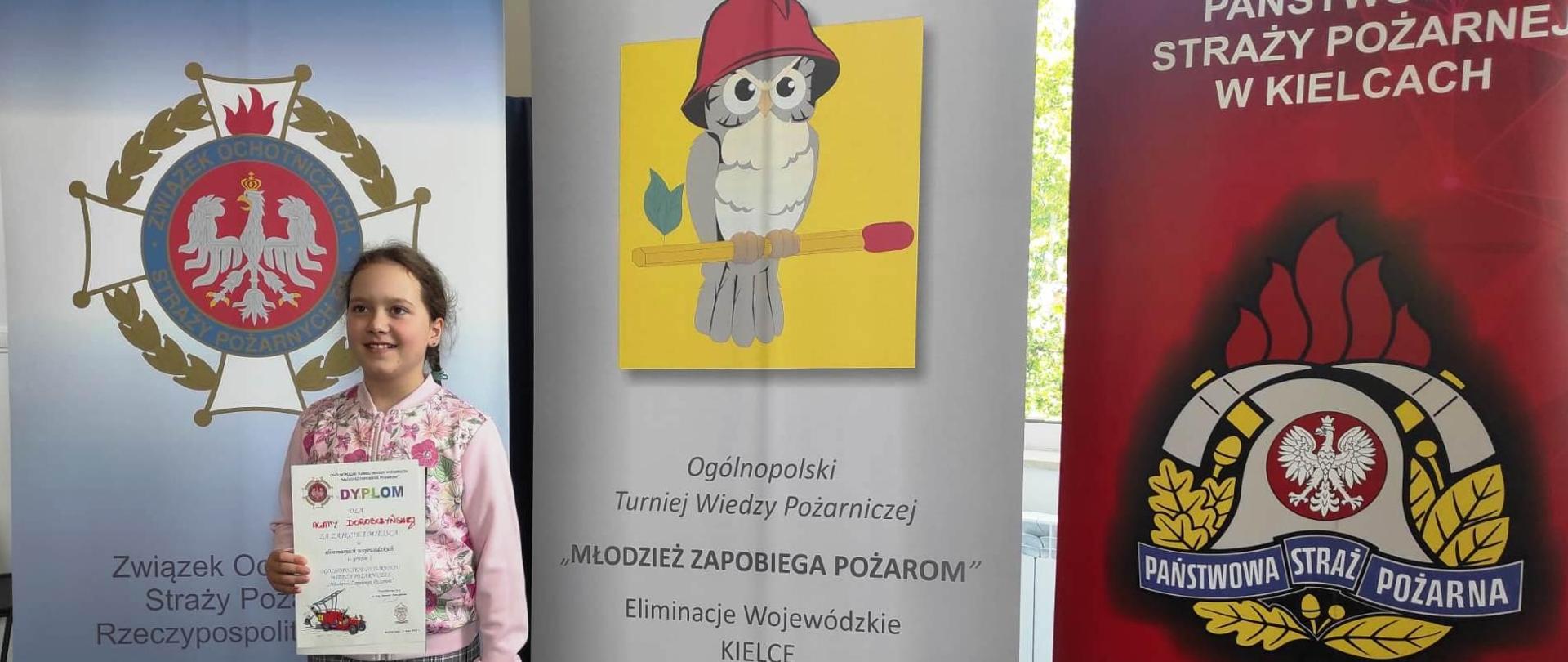 Zdjęcie laureatki eliminacji ze swojej grupy wiekowej z komisją jury.