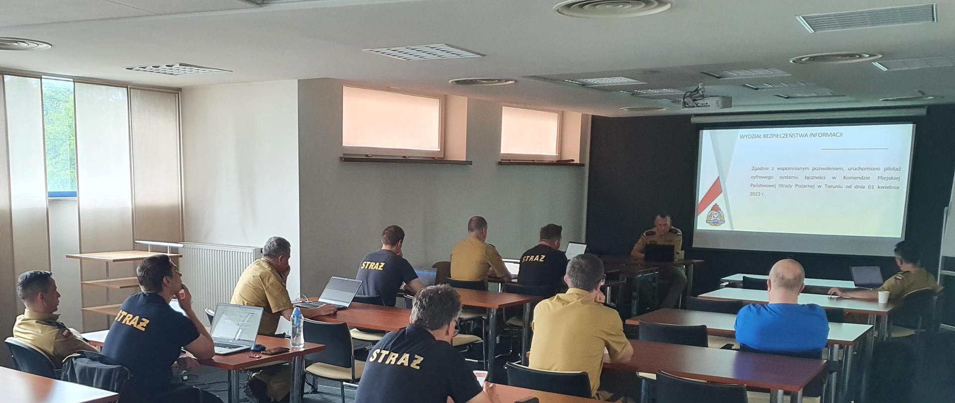 Strażacy pracujący w sali konferencyjnej podczas szkolenia