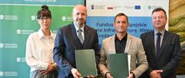 Na zdjęciu od lewej: Karolina Falkiewicz Departament Adaptacji do Zmian Klimatu, Robert Gajda zastępca prezesa zarządu NFOŚiGW, Leszek Lupa - prezes zarządu Zakład Gospodarki Komunalnej Święta Katarzyna, Robert Markiewicz z-ca dyrektora Departamentu Adaptacji do Zmian Klimatu
