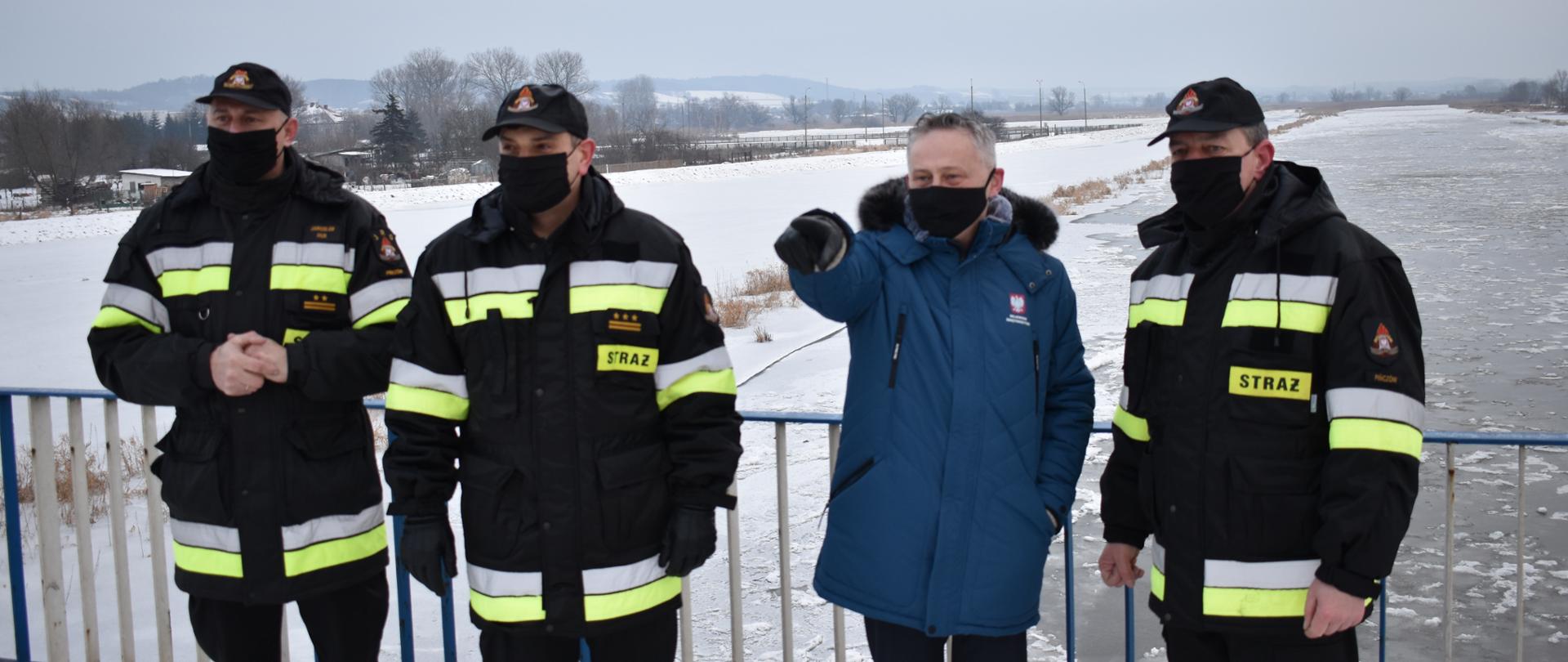 Wizytacja Wojewody Świętokrzyskiego i Komendanta Wojewódzkiego PSP w Kielcach w związku z sytuacją hydrologiczną na terenie powiatu pińczowskiego