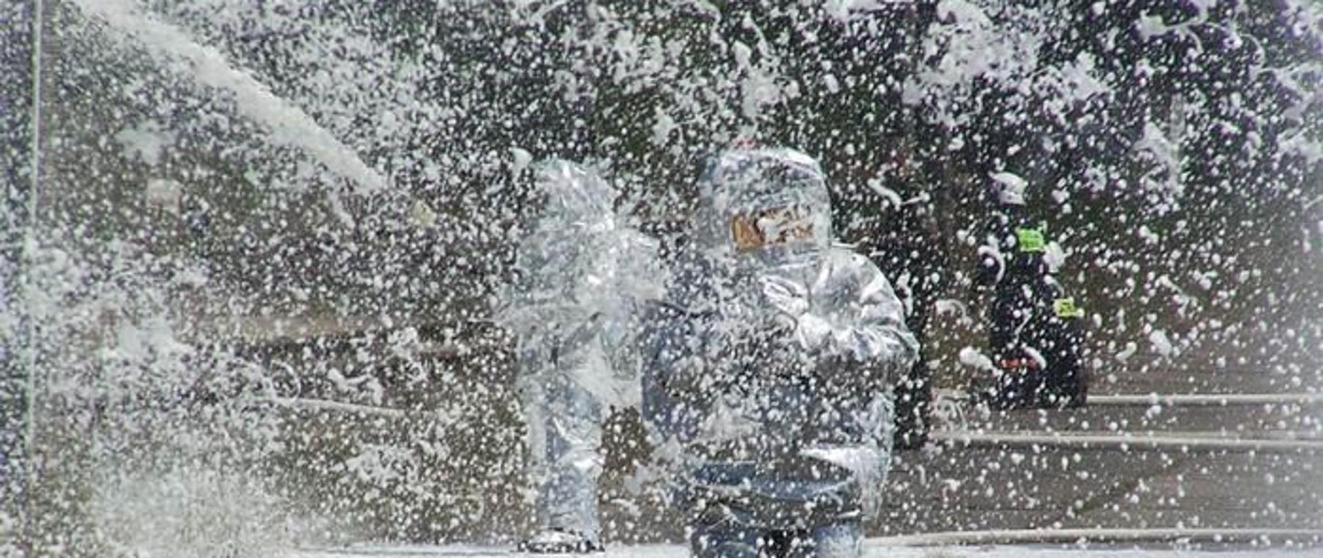 Zdjęcie przedstawia strażaków w ubraniach żaroodpornych