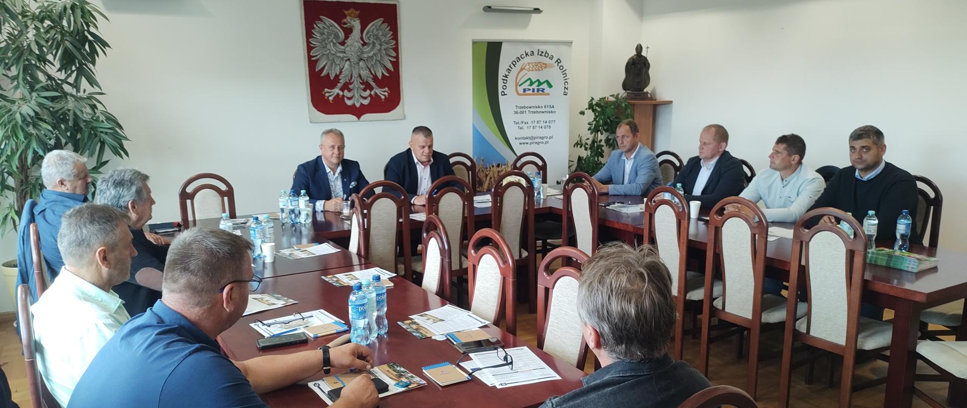 Sala plenarna w Starostwie w Dębicy. Przy stołach zebrani delegaci Izb y Rolniczej oraz kierownicy instytucji związanych z rolnictwem.