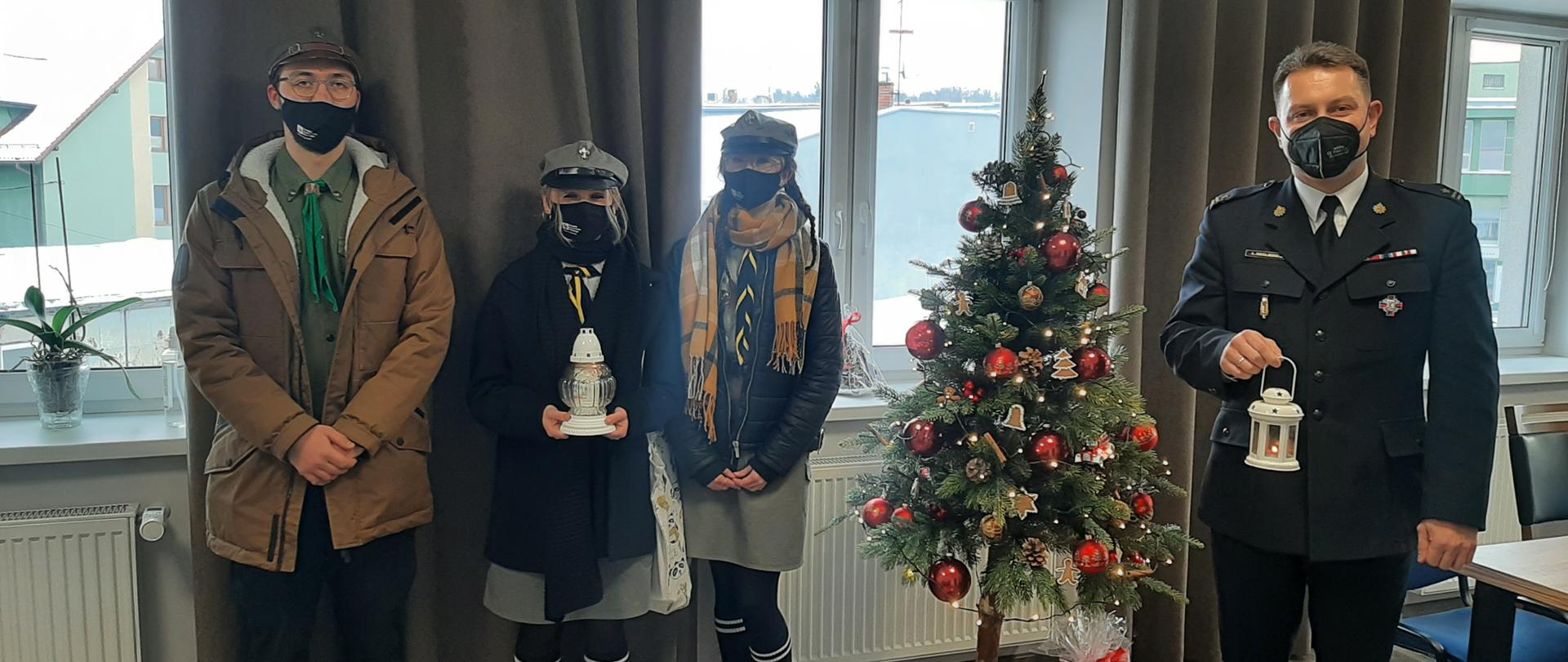 Komendant Powiatowy PSP w Żywcu odbiera Betlejemskie Światełko Pokoju z rąk Komendanta Hufca ZHP. 