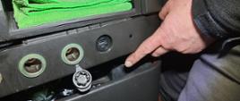 Gniazdo USB w kokpicie ciężarówki służyło do manipulowania zapisami tachografu.