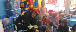 Wizyta włocławskich strażaków w przedszkolu "Smerfna Chata" we Włocławku