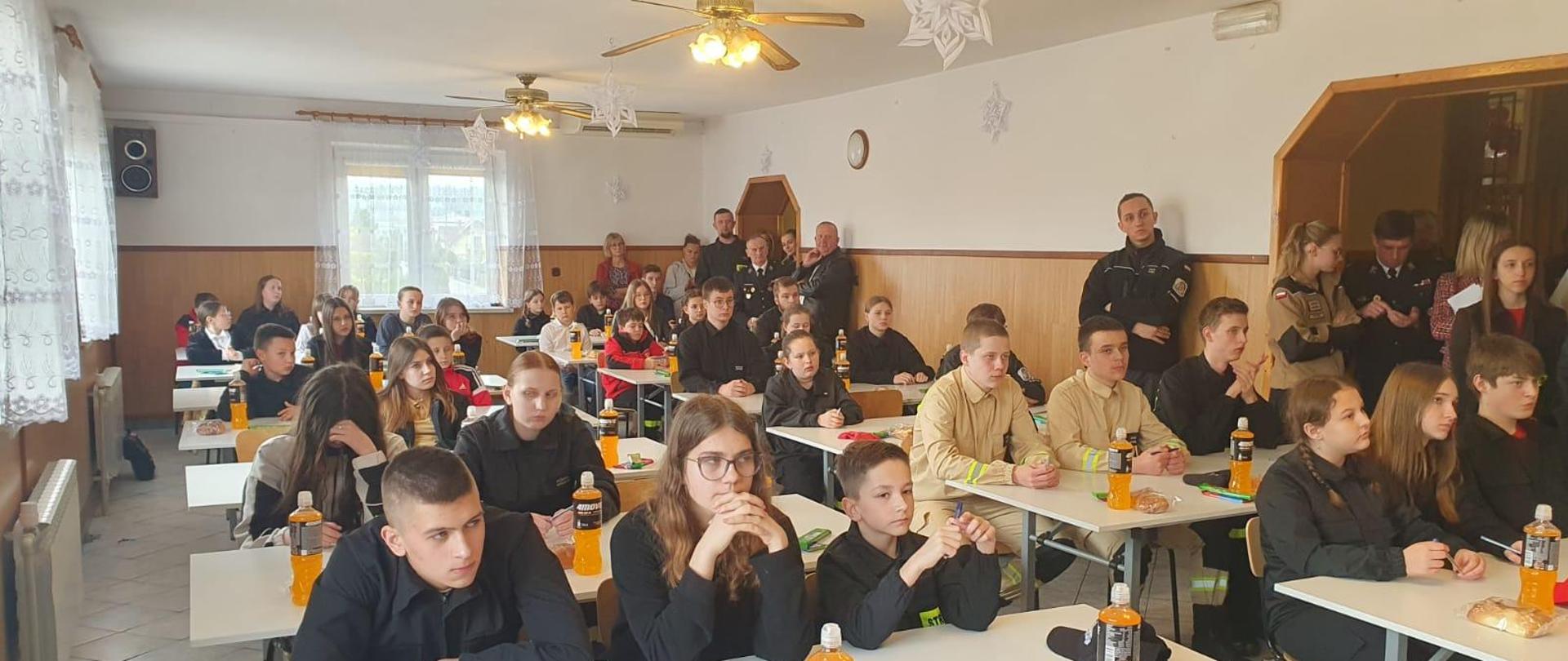 Uczestnicy przy stolikach