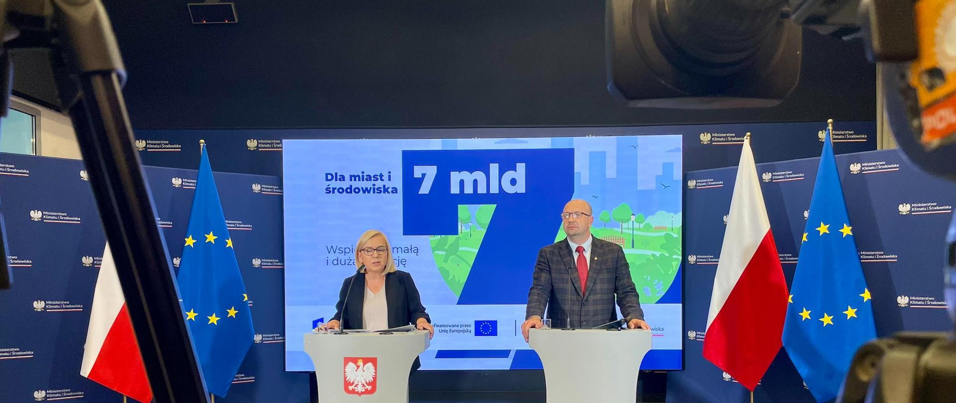 Zdjęcie z konferencji w mkiś, przedstawia panią minister klimatu i wiceprezesa nfośigw Roberta Gajdę