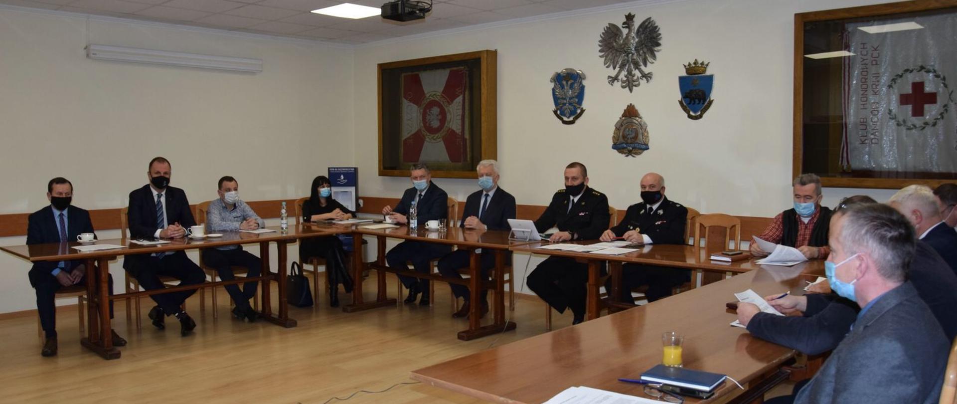 Zdjęcie przedstawia uczestników spotkania w sali konferencyjnej KM PSP w Przemyślu