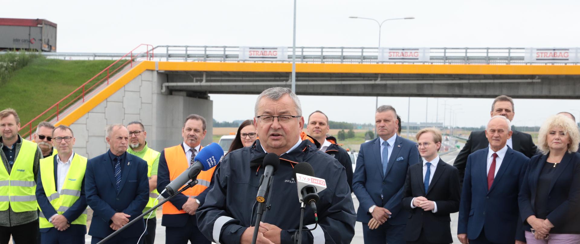 Minister infrastruktury Andrzej Adamczyk uczestniczył w konferencji prasowej poświęconej otwarciu drogi ekspresowej S17 od węzła Lubelska do końca obwodnicy Kołbieli