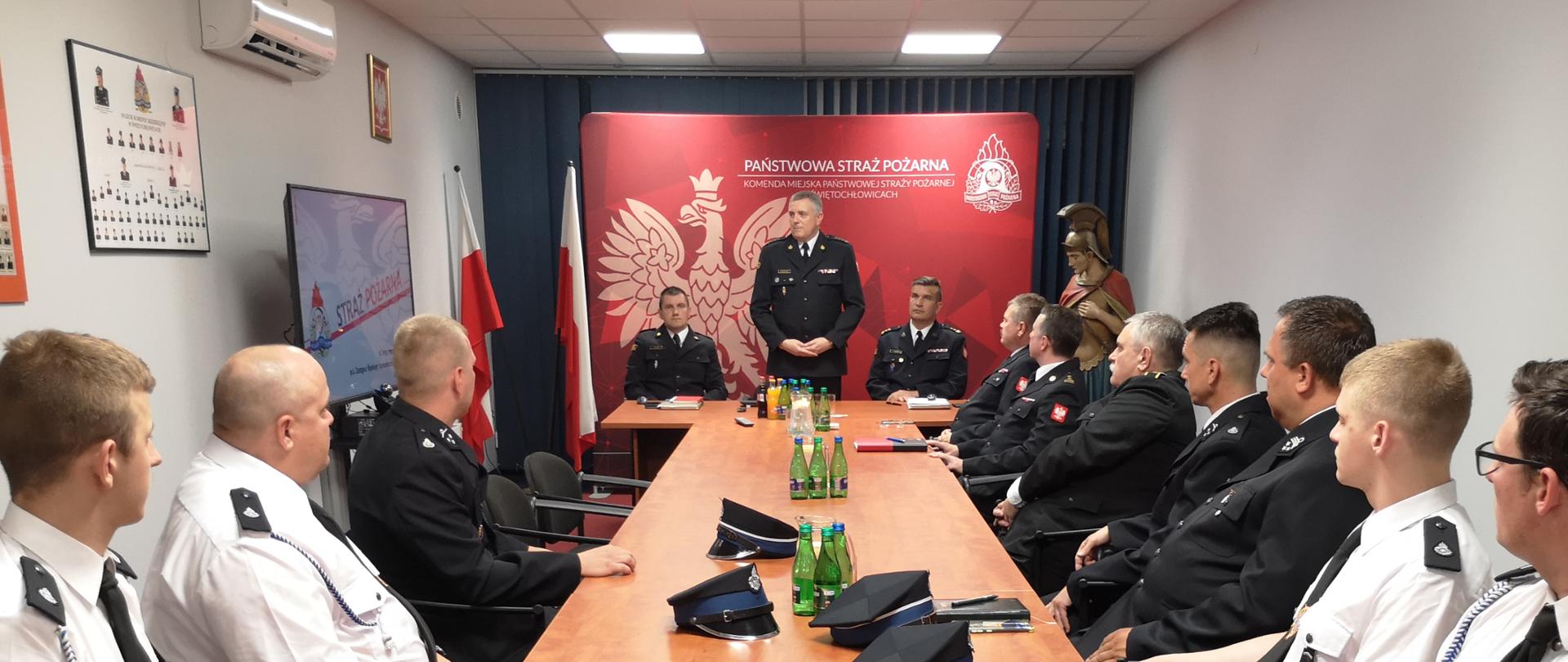 Zdjęcie przedstawia Zastępcę Śląskiego Komendanta Wojewódzkiego PSP, Komendanta Miejskiego PSP w Świętochłowicach, Naczelnika Wydziału Szkolenia KW PSP oraz druhów OSP.