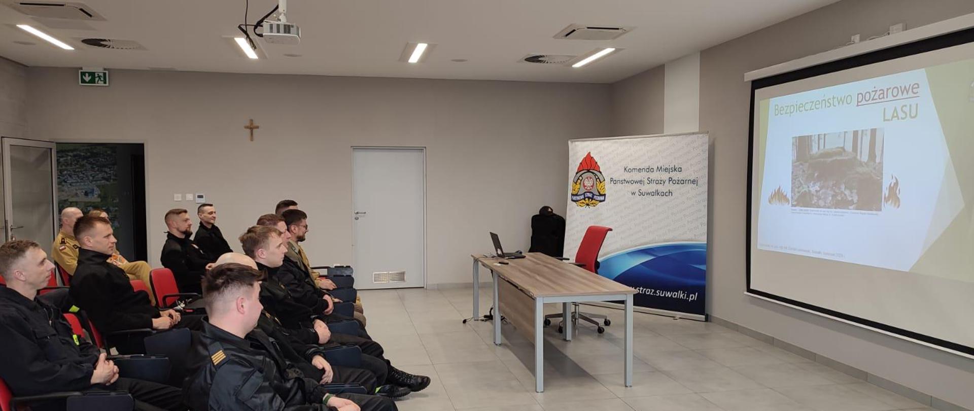 osoby patrzące na prezentację