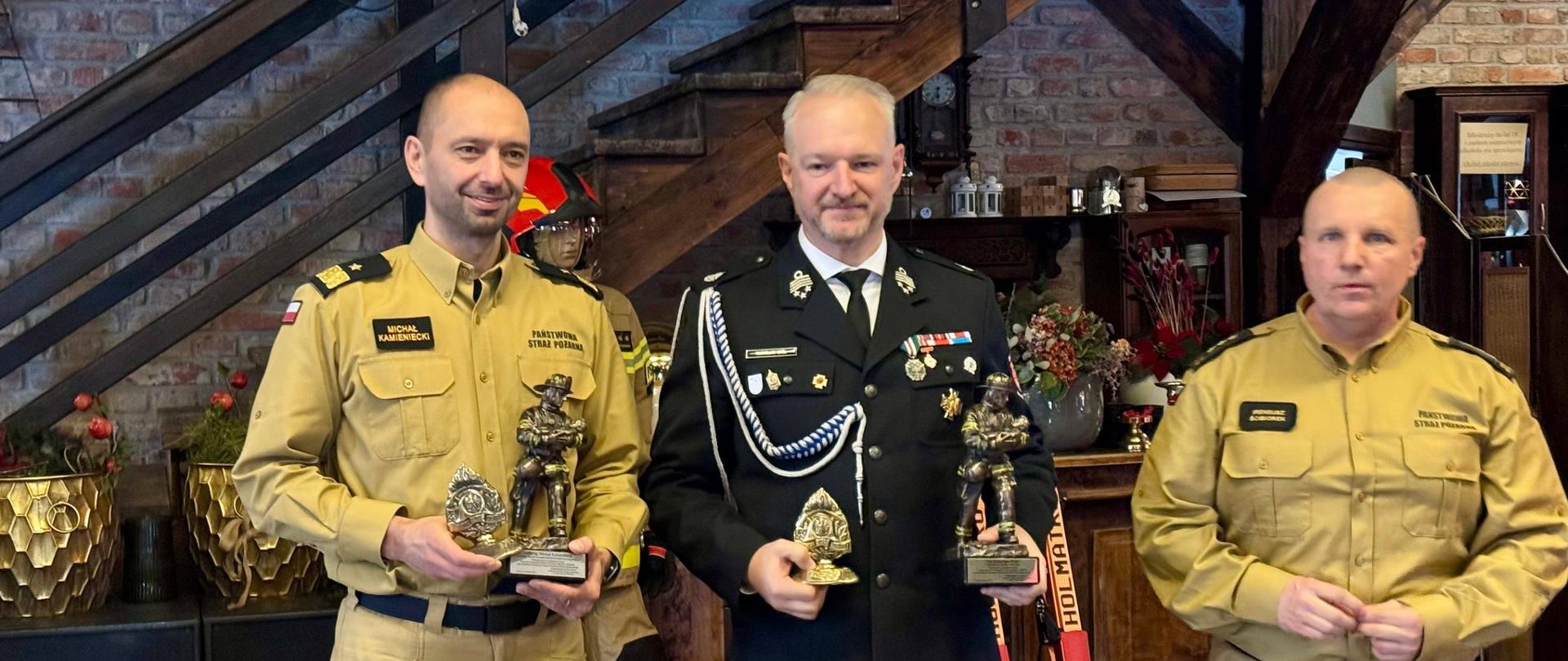 Wojewoda z przedstawicielami PSP.