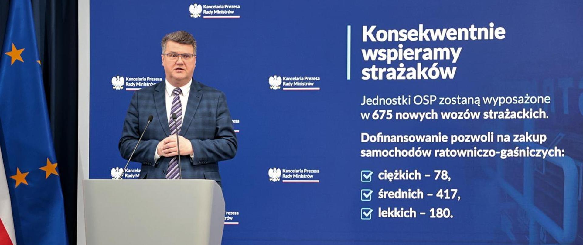 Minister Wąsik podczas konferencji prasowej przy mównicy