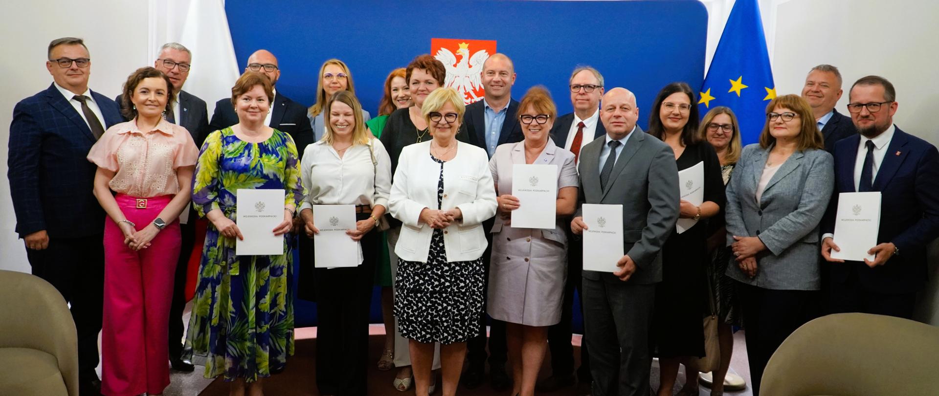 Zdjęcie przedstawia uczestników uroczystości podpisania umów