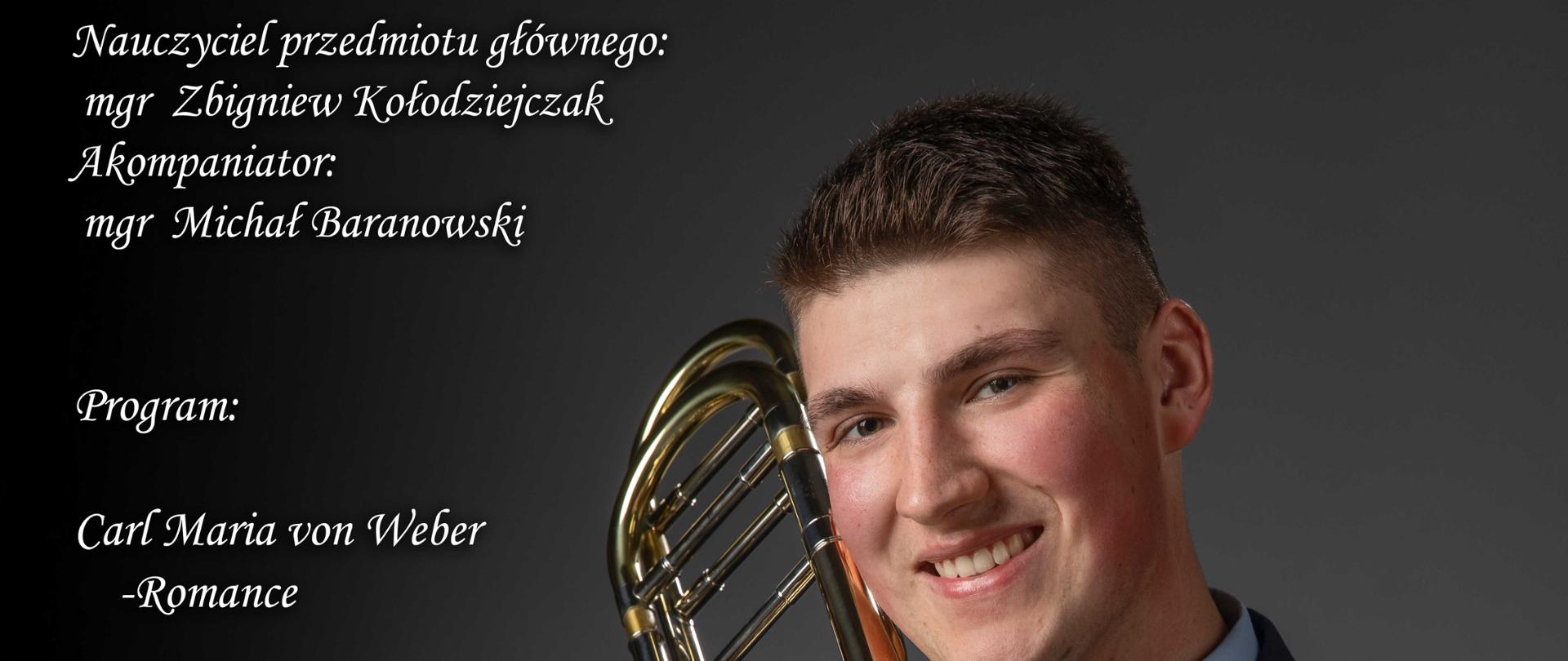 Na zdjęciu uczeń z puzonem w stroju galowym