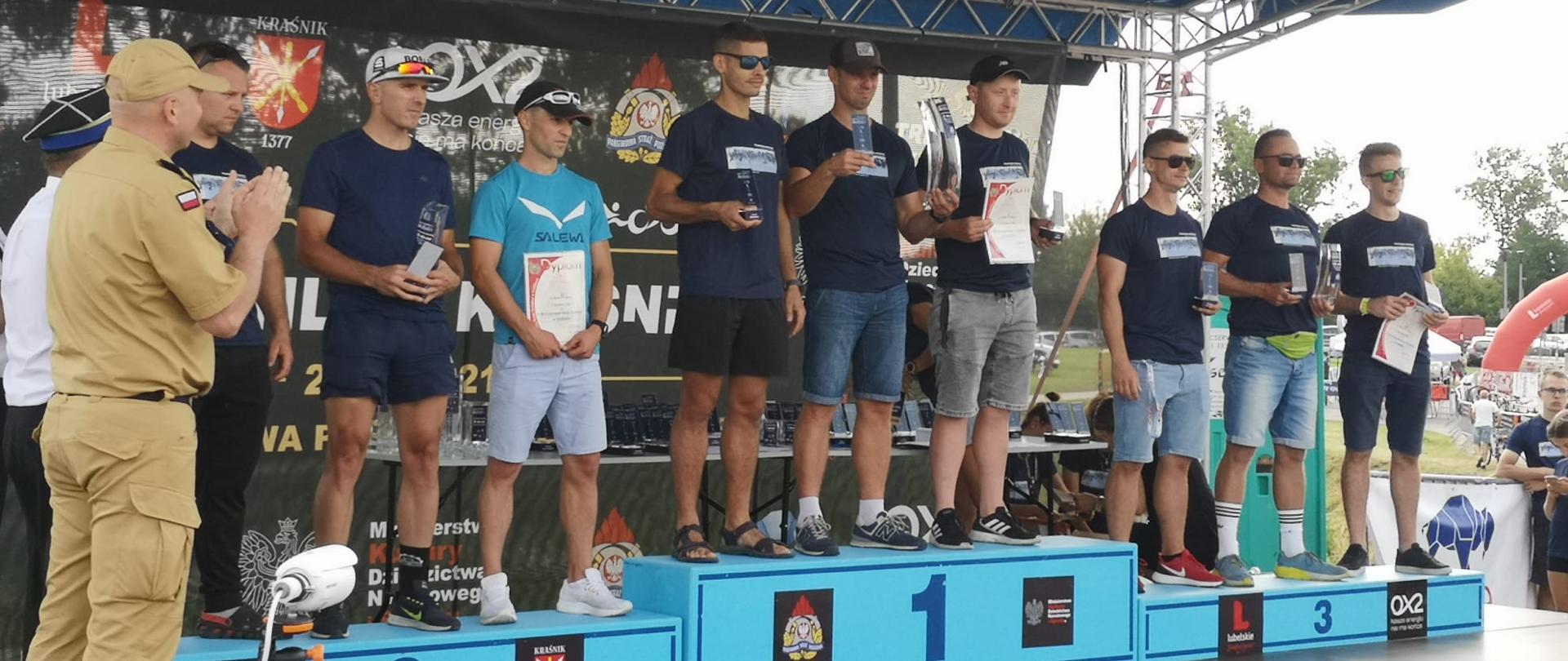 Dekoracja zwycięzców Mistrzostw Polski Strażaków w triathlonie, które odbywały się 22 sierpnia 2021 roku w Kraśniku.