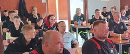 Na zdjęciu widzimy strażaków ochotników słuchających wykładu.