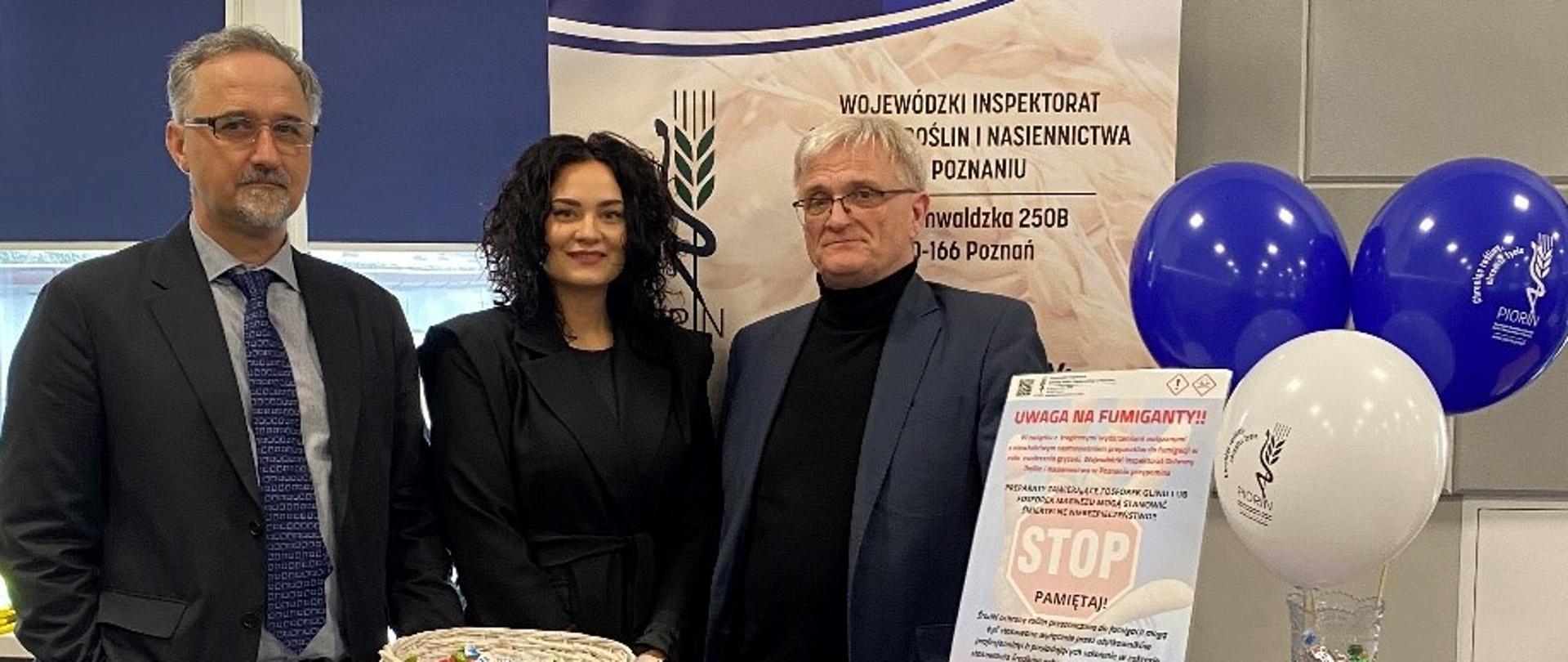 Stoisko WIORiN w Poznaniu od lewej: Andrzej Biliński - Kierownik Oddziału w Kole, Dominika Zbierska z Oddziału w Turku, Janusz Brzęcki - Kierownik Oddziału w Koninie