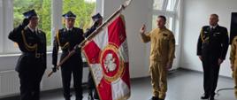 Ślubowanie nowo przyjętego strażaka Państwowej Straży Pożarnej