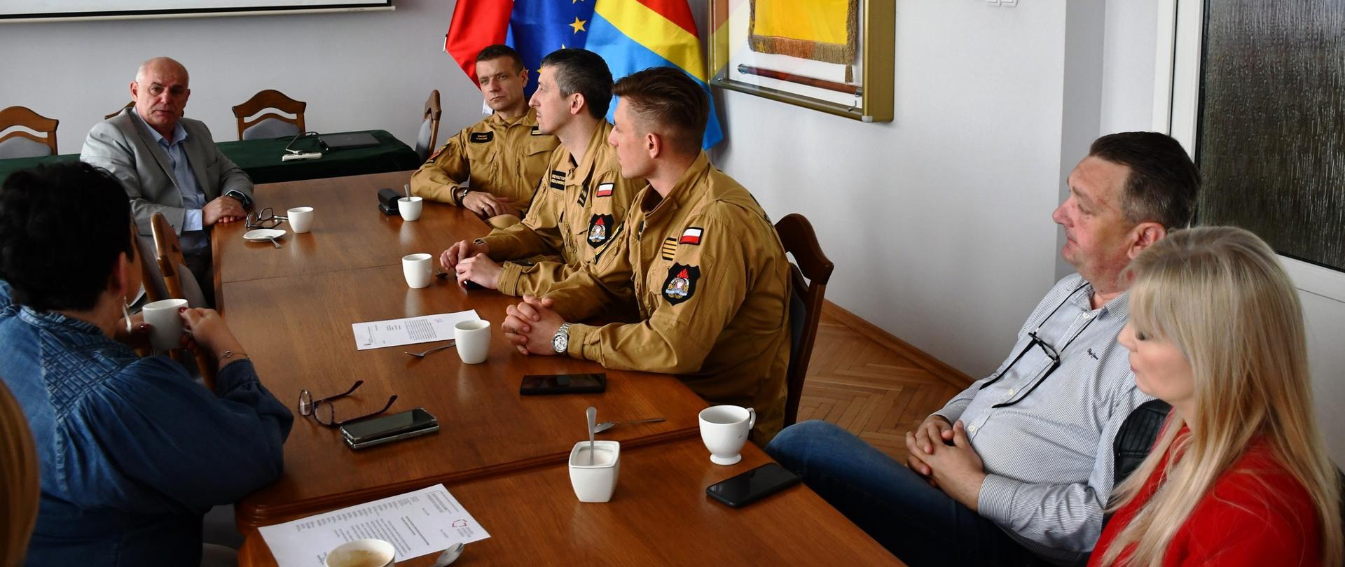 W Starostwie Powiatowym w Radziejowie odbyło się spotkanie dot. inwentaryzacji obiektów i budynków, na terenie powiatu radziejowskiego.
Zdjęcie przedstawia przedstawicieli władz Powiatowych, Straży Pożarnej oraz Powiatowego Inspektora Nadzoru Budowlanego.