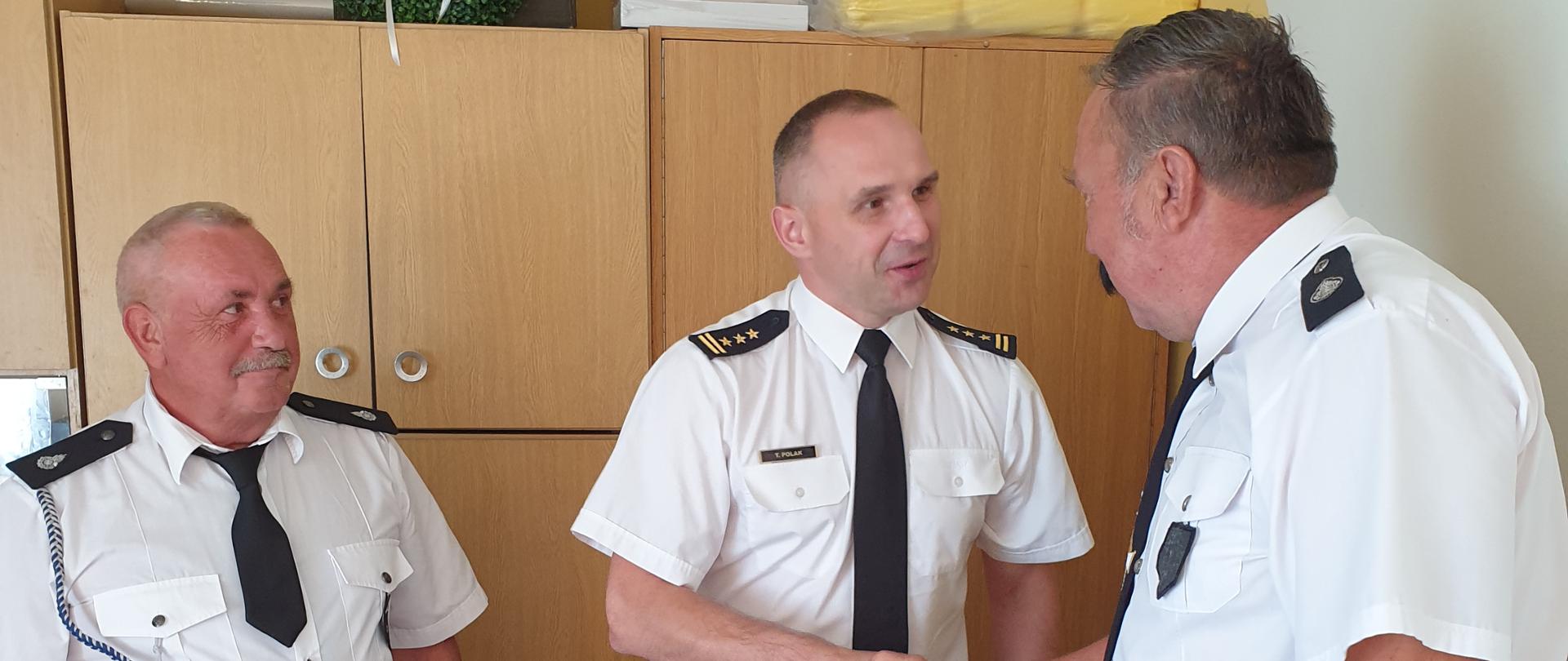 Na zdjęciu druhowie oraz Komendant Miejski PSP w Kaliszu. Zdjęcie na terenie OSP Stobno. Zdjęcie wykonane w ciągu dnia.