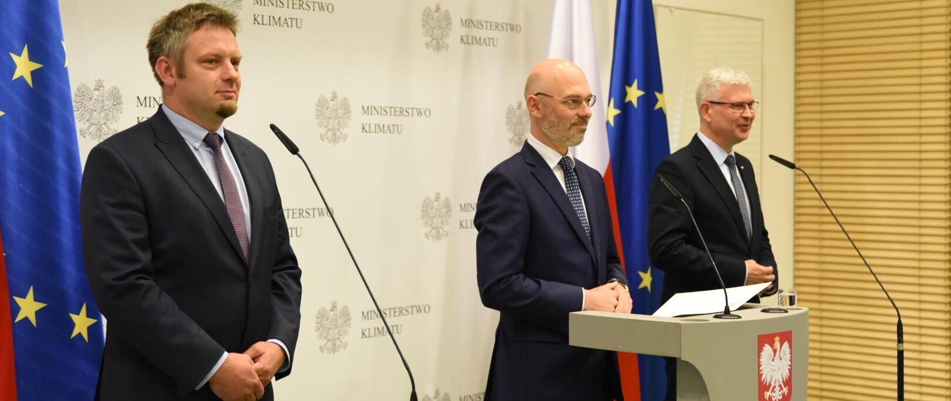 P.o. prezesa NFOŚiGW Dominik Bąk, minister klimatu Michał Kurtyka, wiceminister klimatu Ireneusz Zyska na konferencji prasowej dot. programu "Mój Prąd"