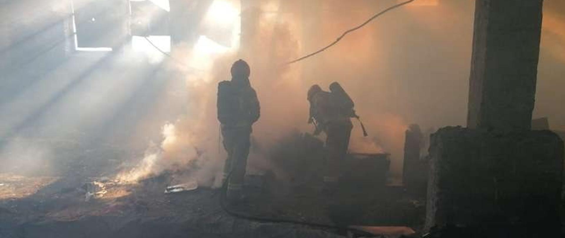 zadymienie wewnątrz hali