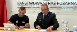 Na zdjęciu Zastępca Komendanta Miejskiego Państwowej Straży Pożarnej w Częstochowie oraz druh Ochotniczej Straży Pożarnej w Nakle podpisujący umowę dotyczącą skierowania na kurs przygotowujący do uzyskania kwalifikacji i uprawnień do prowadzenia pojazdów uprzywilejowanych o dopuszczalnej masie całkowitej powyżej 3,5 tony.