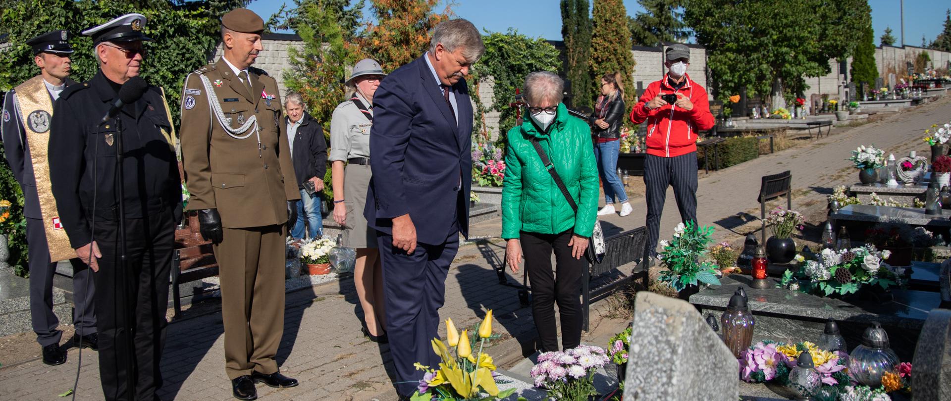 Wiele osób podczas uroczystości na cmentarzu 